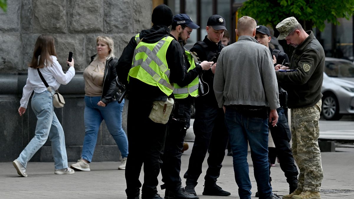 reyd_povistki_politsiya_ukr_viyskovi_perevirka_dokumenti_mobilizatsiya_gettyimages_2149547362_cd4debe49d885272a23e79c2229a10bf_1200x675.jpg