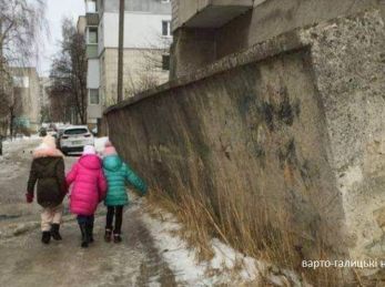 У Бориславі над дорогою небезпечно нахилилась стіна