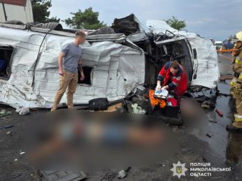 9 людей загинули у ДТП на Миколаївщині. Мікроавтобус, який віз пасажирів з Одеси, зіткнувся з вантажівкою — поліція