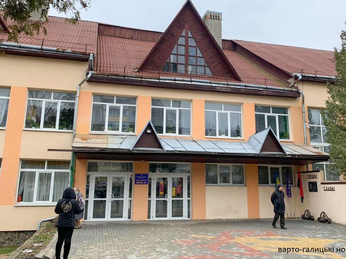 В українських школах введуть посаду поліцейського і встановлять металошукачі