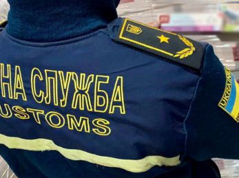 Митника на Закарпатті звільнили після вимагання «на каву» з імпортера авто