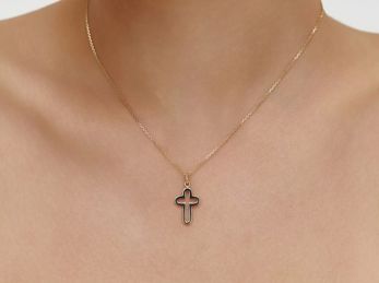 Як носити сучасні підвіски-хрестики