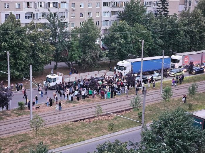 У Львові натовп людей влаштував сутичку та перекинув авто ТЦК: що відомо (відео)