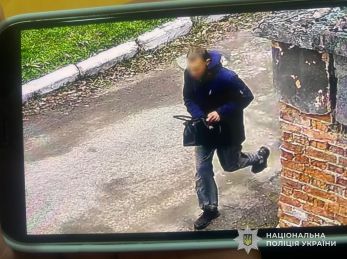 Пограбування у Стебнику: 18-річний гастролер відібрав сумку в жінки прямо у магазині