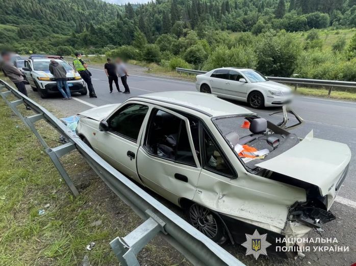 На трасі в Карпатах легковик влетів в автобус, є жертви