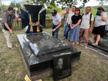 На Львівщину привезли пам’ятник із могили Коновальця у Нідерландах