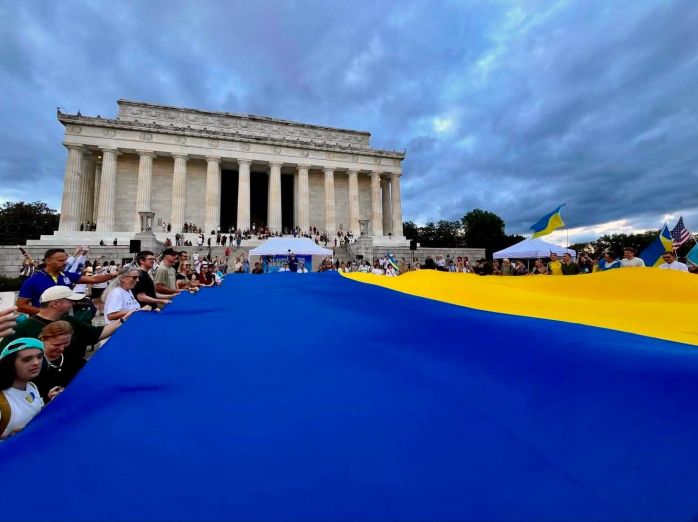 У Вашингтоні розгорнули гігантський український стяг до Дня Незалежності України