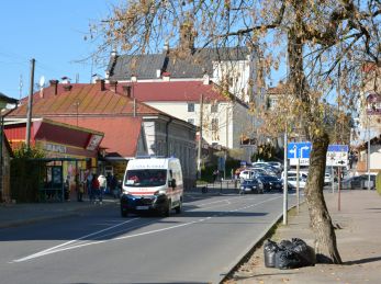 У Дрогобичі водій Volkswagen в’їхав у дерево, його деблокували рятувальники