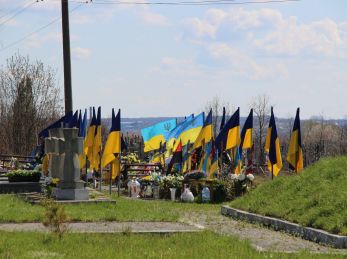 У Дрогобицькій громаді до Великодня оновлять прапори на могилах захисників та Алеях пам’яті