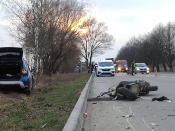 У Дрогобичі зіткнулися автомобіль та мотоцикл