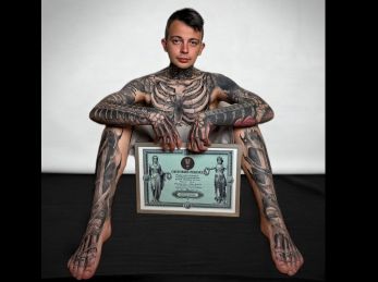 Танатопрактик з Дрогобича встановив новий світовий рекорд з татуюванням скелета