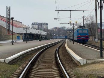 В Україні рух потягів паралізований: деякі рейси запізнюються на понад 12 годин