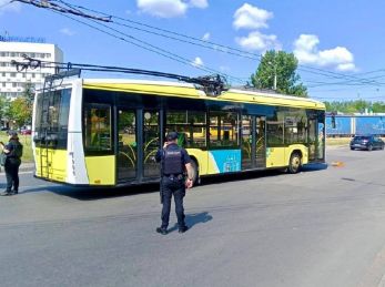 Посеред дороги у Львові водій зупинив тролейбус через гранату