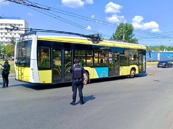 Посеред дороги у Львові водій зупинив тролейбус через гранату