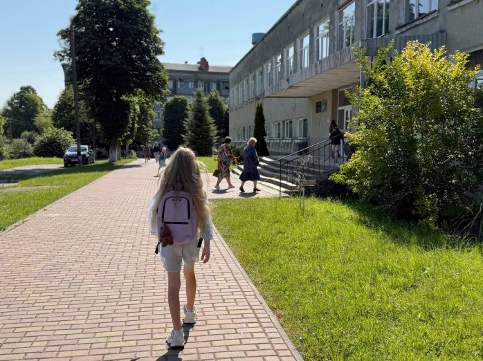 Дрогобицька гімназія №14: “закрити не можна залишити” — де поставлять кому в реченні?