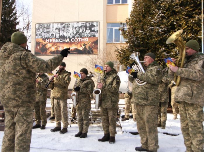 Висока ціна Незалежності: біля «Колони Свободи» у Дрогобичі вшанували пам’ять Героїв Небесної Сотні