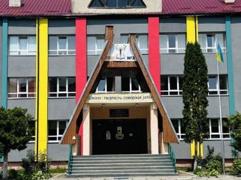 У Трускавці вчительку оштрафували за булінг другокласниці: вона схопила дитину за волосся