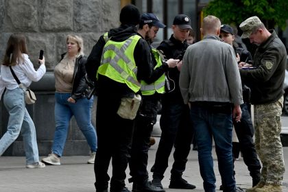 reyd_povistki_politsiya_ukr_viyskovi_perevirka_dokumenti_mobilizatsiya_gettyimages_2149547362_cd4debe49d885272a23e79c2229a10bf_1200x675.jpg
