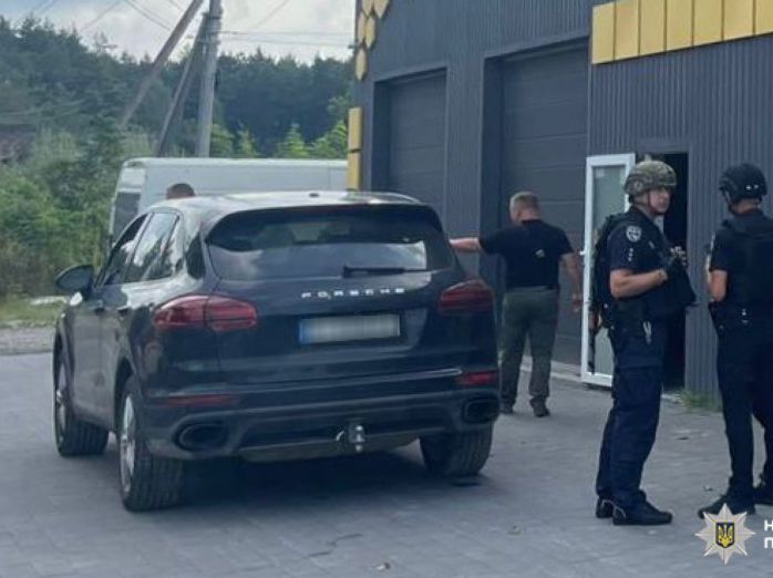 Подвійне вбивство в автосервісі біля Львова