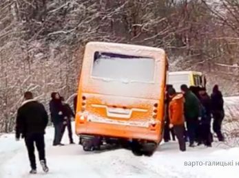 Біля Стебника пасажири штовхали автобус, який забуксував у снігу