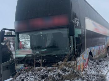 Дрогобичанин за кермом двоповерхового автобуса не впорався з керуванням, є постраждалі